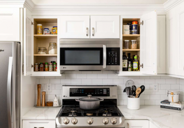 Laci-laci dapur yang terorganisir dengan baik